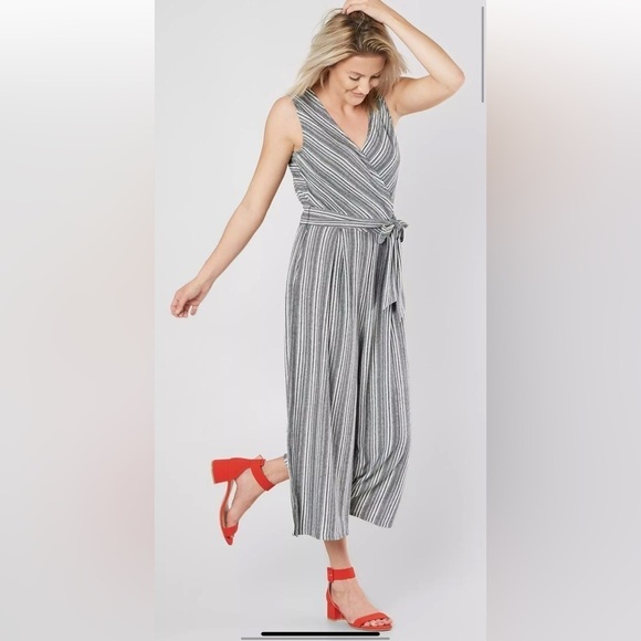 “Eyeshadow” Navy/White Sleeveless, Striped Jumpsuit with tie belt. EUC Sz M - Picture 1 of 16